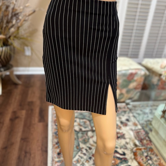 CUTSIE PIN STRIPED SKIRT IN GREAT CONDITION - Picture 1 of 6